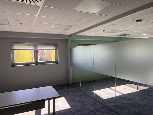 Site bestaande uit magazijnen en kantoren met mogelijkheid tot herontwikkeling in Komen, vlakbij de Franse grens