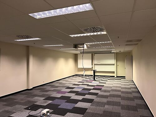 Site bestaande uit magazijnen en kantoren met mogelijkheid tot herontwikkeling in Komen, vlakbij de Franse grens