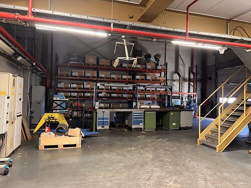 Site bestaande uit magazijnen en kantoren met mogelijkheid tot herontwikkeling in Komen, vlakbij de Franse grens