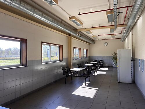 Site bestaande uit magazijnen en kantoren met mogelijkheid tot herontwikkeling in Komen, vlakbij de Franse grens