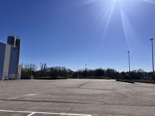 Site bestaande uit magazijnen en kantoren met mogelijkheid tot herontwikkeling in Komen, vlakbij de Franse grens