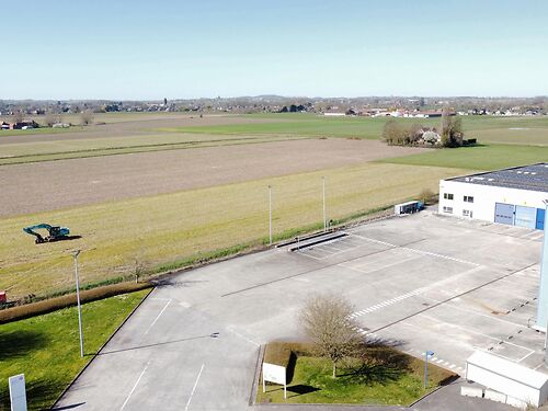 Site bestaande uit magazijnen en kantoren met mogelijkheid tot herontwikkeling in Komen, vlakbij de Franse grens