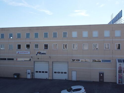 Magazijnen met mogelijkheid tot kantoor langs de E40 te Drongen