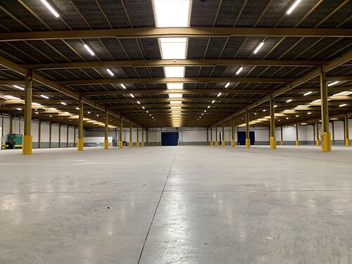 Magazijn op een grotere site langs de E17 te Sint-Niklaas