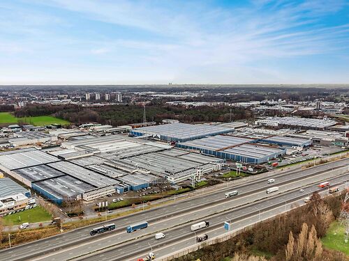 Buitenterrein op een grotere site langs de E17 te Sint-Niklaas