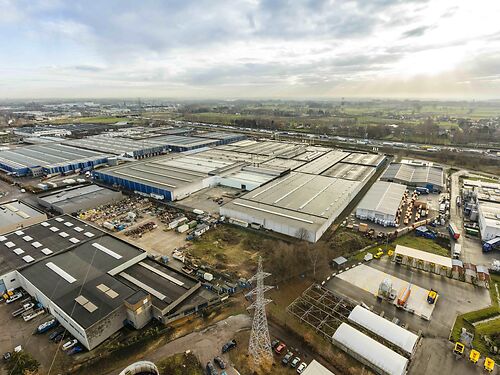 Buitenterrein op een grotere site langs de E17 te Sint-Niklaas