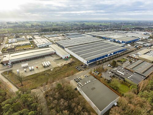 Buitenterrein op een grotere site langs de E17 te Sint-Niklaas