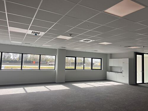 Kantoor op grotere site langs de E17 te Sint-Niklaas