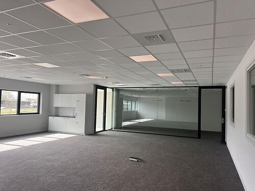 Kantoor op grotere site langs de E17 te Sint-Niklaas