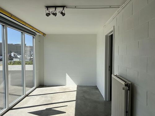 Magazijn met kantoor vlakbij de N9 te Maldegem