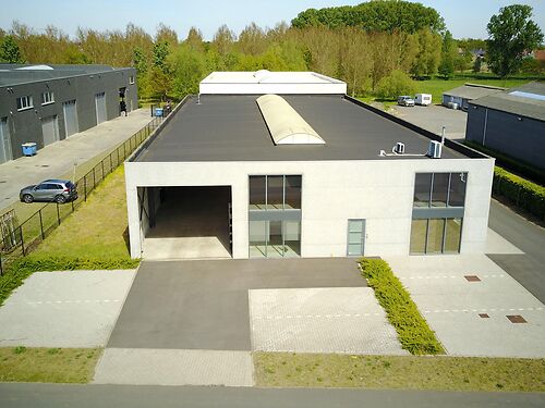 Magazijn met kantoor vlakbij de N9 te Maldegem