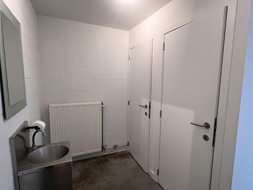 Magazijn met kantoor vlakbij de N9 te Maldegem