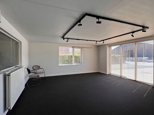 Magazijn met kantoor vlakbij de N9 te Maldegem