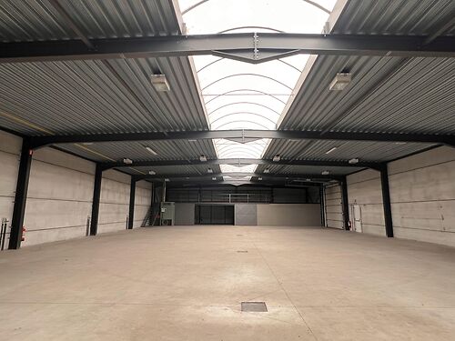 Magazijn met kantoor vlakbij de N9 te Maldegem