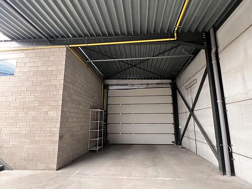 Magazijn met kantoor vlakbij de N9 te Maldegem