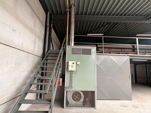 Magazijn met kantoor vlakbij de N9 te Maldegem