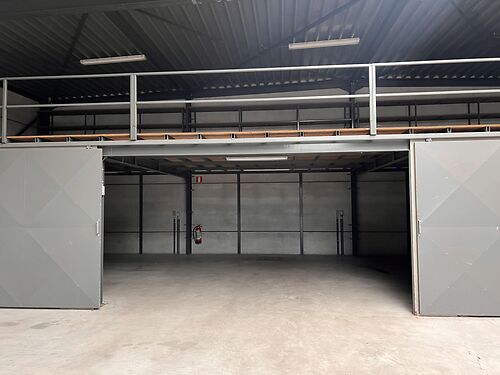 Magazijn met kantoor vlakbij de N9 te Maldegem