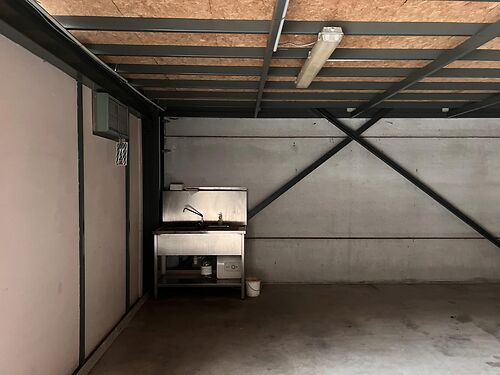 Magazijn met kantoor vlakbij de N9 te Maldegem