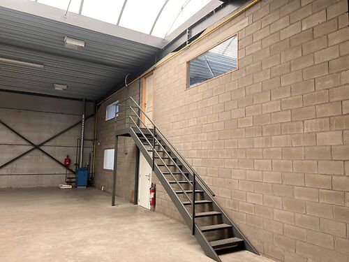 Magazijn met kantoor vlakbij de N9 te Maldegem