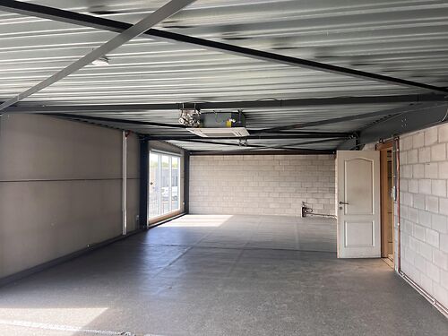 Magazijn met kantoor vlakbij de N9 te Maldegem