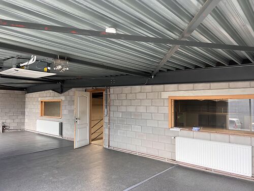 Magazijn met kantoor vlakbij de N9 te Maldegem