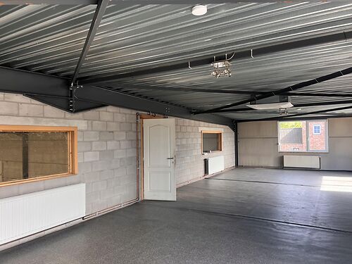 Magazijn met kantoor vlakbij de N9 te Maldegem