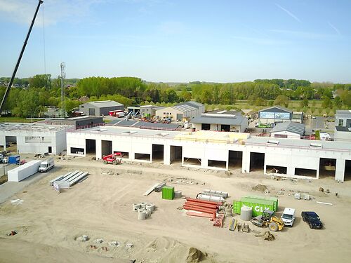 Nieuwbouw magazijn in KMO-park Heiplas langs de N442 te Lede