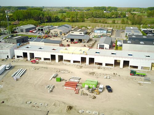 Nieuwbouw magazijn in KMO-park Heiplas langs de N442 te Lede
