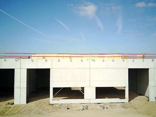 Nieuwbouw magazijn in KMO-park Heiplas langs de N442 te Lede