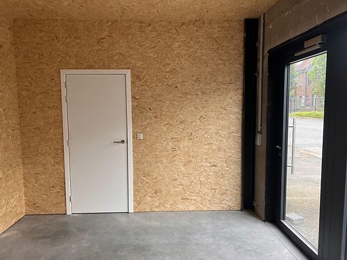 Magazijn met kantoor vlakbij het centrum van Gent en de R4