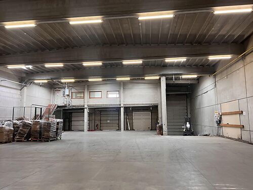 Magazijn met kantoor te Menen, vlakbij de E17 en de grens met Frankrijk