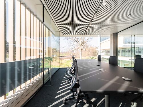 Kantoren aan de E40 te Oostkamp