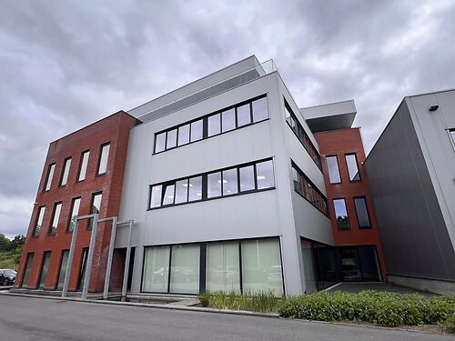 Lichtrijk kantoor met zicht op het groen te Evergem (Gent), vlakbij de Gentse haven
