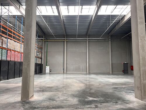 Magazijn met kantoor langs de E40 te Aalst