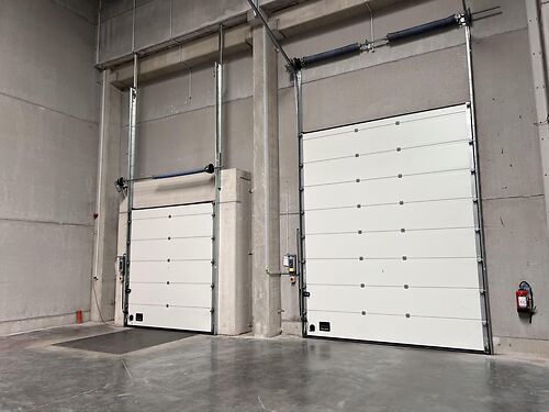 Magazijn met kantoor langs de E40 te Aalst