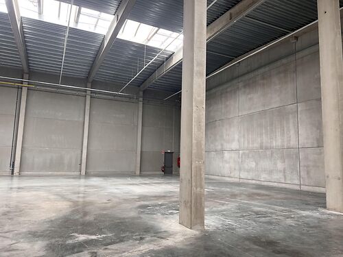Magazijn met kantoor langs de E40 te Aalst