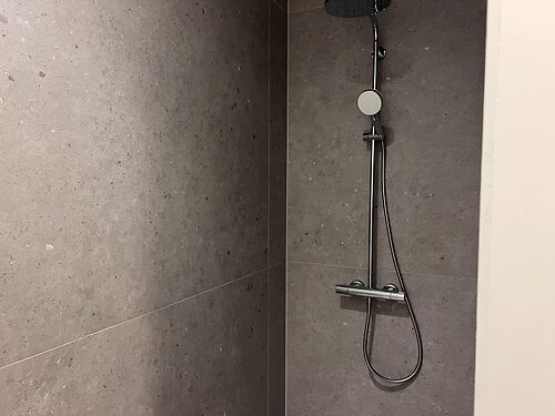 Magazijn met kantoor langs de E40 te Aalst