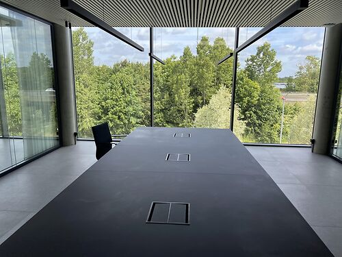 Magazijn met kantoor langs de E40 te Aalst