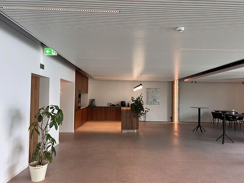 Magazijn met kantoor langs de E40 te Aalst