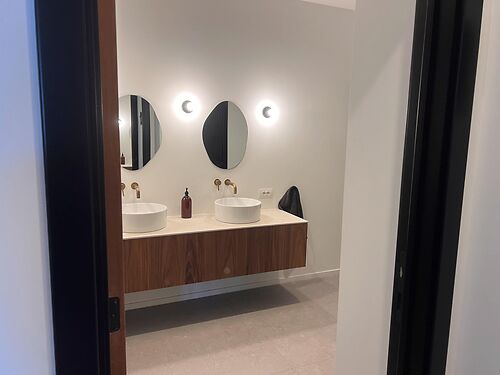 Magazijn met kantoor langs de E40 te Aalst