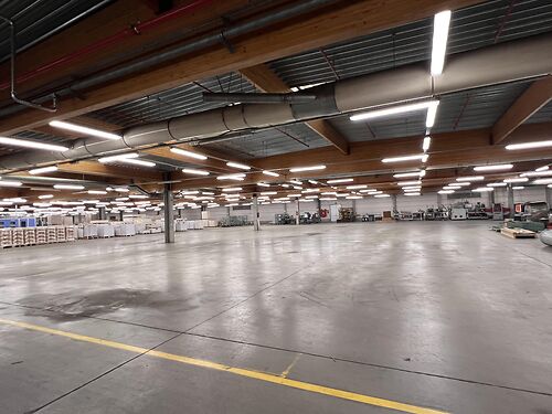 Strategisch gelegen magazijn met kantoor, tussen Gent en Brugge, te Oostkamp vlakbij de E40