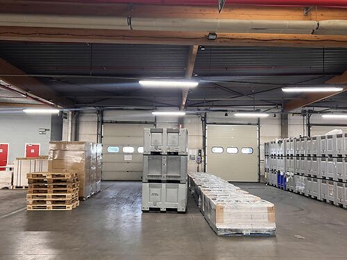Strategisch gelegen magazijn met kantoor, tussen Gent en Brugge, te Oostkamp vlakbij de E40