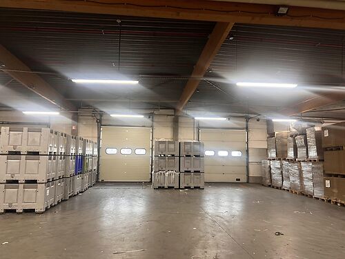 Strategisch gelegen magazijn met kantoor, tussen Gent en Brugge, te Oostkamp vlakbij de E40