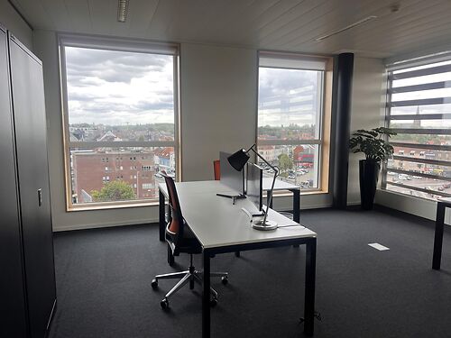 Bemeubelde kantoren met zicht over Gent in business center te Gent Dampoort