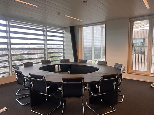 Bemeubelde kantoren met zicht over Gent in business center te Gent Dampoort