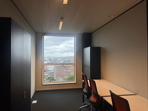 Bemeubelde kantoren met zicht over Gent in business center te Gent Dampoort
