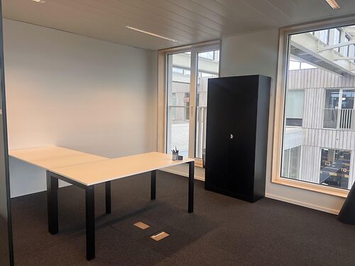Bemeubelde kantoren met zicht over Gent in business center te Gent Dampoort