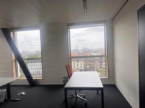 Bemeubelde kantoren met zicht over Gent in business center te Gent Dampoort