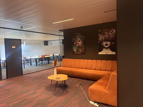 Bemeubelde kantoren met zicht over Gent in business center te Gent Dampoort