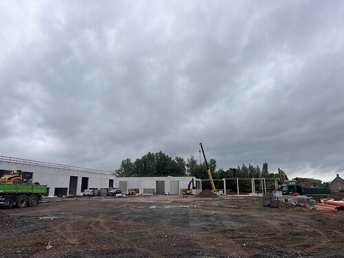 Nieuwbouw magazijn in KMO-park Heiplas langs de N442 te Lede